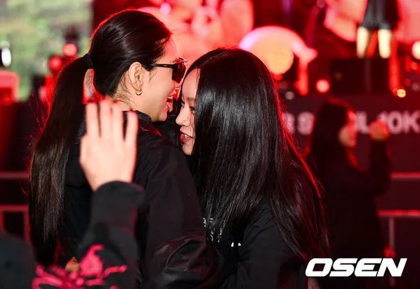 DOYEON AND HYERI !!! at the Nike After Dark Tour 10k race in Seoul, an event with 7,000 female runners ❤️
