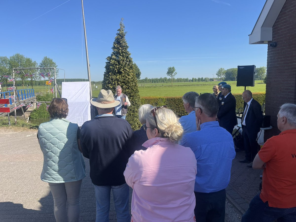 85 jaar geleden stortte een Britse bommenwerper neer tegen de Vogelenzangsebrug aan de Linge, na een aanval van een Duits jachtvliegtuig. De 3 bemanningsleden kwamen om het leven. Ter nagedachtenis aan hen werd vanochtend dit monument onthuld #80jaarvrijheid #lingemeer