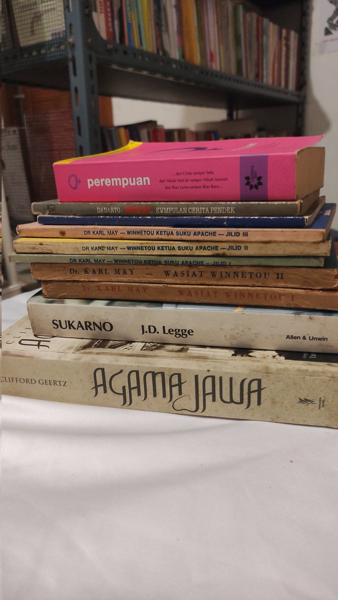 Selamat malam, saya ingin menjual beberapa buku bekas. Ada buku2 sejarah yg bagus banget.  Silahkan diliat-liat.

Pengiriman dari Depok. Pembayaran diutamakan transfer.  Silahkan ketuk DM untuk memesan, dibalasa dari paling bawah ya.

Silakan, apresiasi utk RTnya.