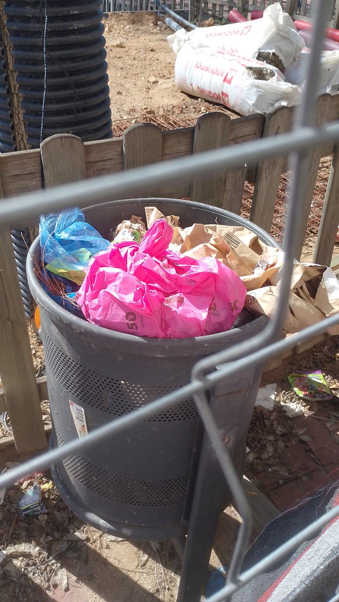 Ante todo "organización"...
Hace un par de meses (aprox) destrozan un parque infantil y ponen vallas para la obra. 
La papelera queda dentro.
Quién tiene la responsabilidad de vaciarla?
Si la pillan los del CSI MIAMI tienen faena pa'meses...