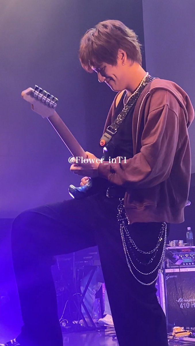 Flower_inT1's tweet photo. Just Friend?の🎸ソロの時のこの表情で胸がいっぱいになった🥹🥹

NANON TOKYO TPOP D2 
#TpopShowcaseinTokyoxNanon
#mynameisnanon https://t.co/XuLuzTlzW0