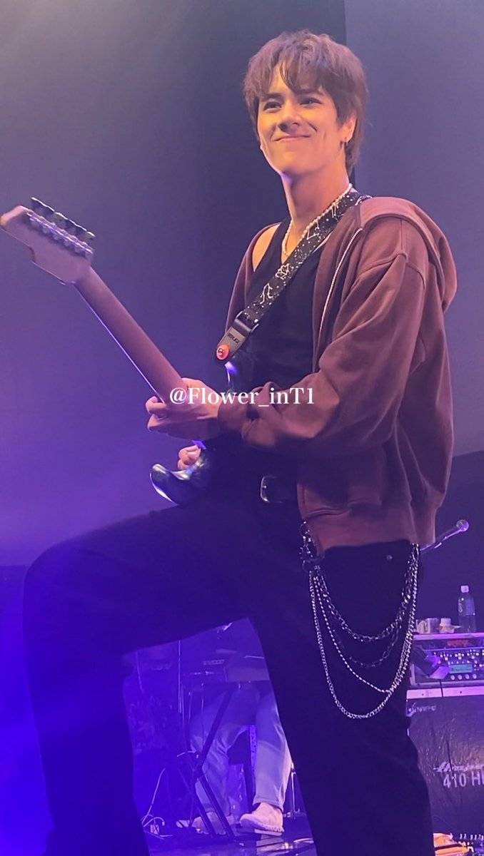 Flower_inT1's tweet photo. Just Friend?の🎸ソロの時のこの表情で胸がいっぱいになった🥹🥹

NANON TOKYO TPOP D2 
#TpopShowcaseinTokyoxNanon
#mynameisnanon https://t.co/XuLuzTlzW0