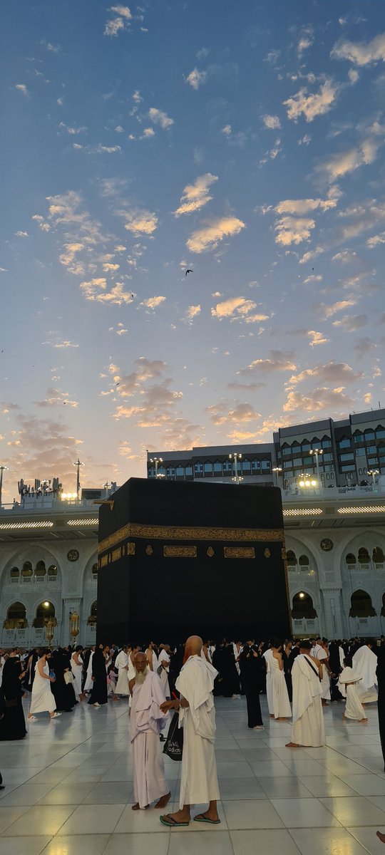Alsaadd10's tweet photo. موطن الطمأنينة ومهد السلام، تهفو إليه الأرواح قبل الأقدام، وتُغسل فيه الهموم بين تكبيرٍ ودعاء. مكانٌ يعانق السماء بخشوعه، وتتنزل فيه السكينة كنسيم الفجر، لا يشبهه مكان، ولا تُنسى لحظات🤍 https://t.co/cLYQN9FF51
