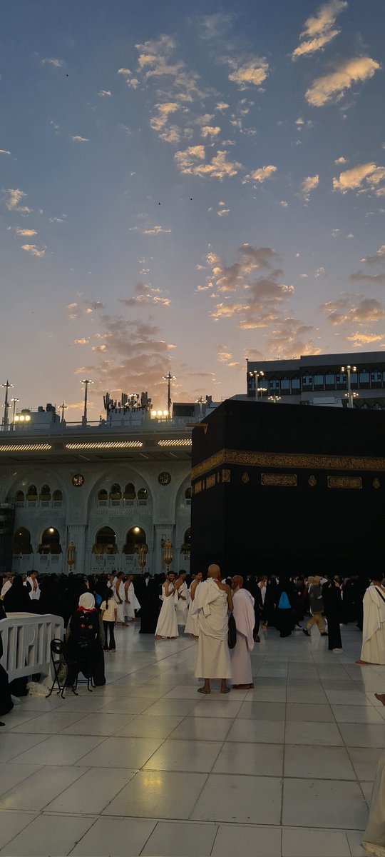 Alsaadd10's tweet photo. موطن الطمأنينة ومهد السلام، تهفو إليه الأرواح قبل الأقدام، وتُغسل فيه الهموم بين تكبيرٍ ودعاء. مكانٌ يعانق السماء بخشوعه، وتتنزل فيه السكينة كنسيم الفجر، لا يشبهه مكان، ولا تُنسى لحظات🤍 https://t.co/cLYQN9FF51