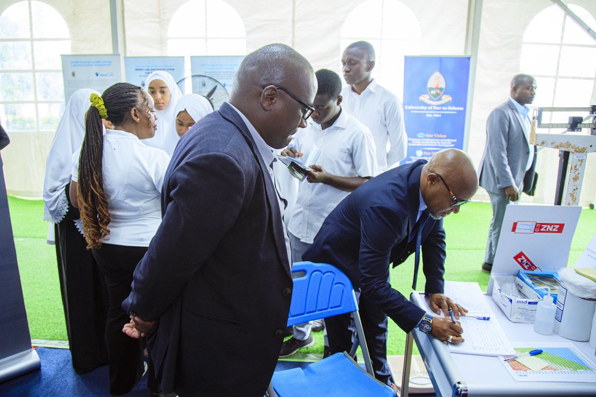 Honored Visit with a Vision!
We were thrilled to welcome Dr. Seif Shekalaghe, PS at @MoH_Tanzania, to our pavilion at #ZanzibarAfyaWeek2025. He engaged with our team on UDSM’s role in expanding health education, research &amp; outreach. Grateful for the support!
#UDSM #MCHAS #MBEYA