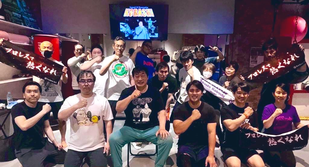 FortuneKK0327's tweet photo. 今日、13時からプロレスエクササイズでした。天気はあまり良くなかったですが、たくさん集まってくれました。オンラインでも4人参加してくれました。
https://t.co/eZ5KvcyURJ
#KーPEC
#小田急相模原
#小橋建太 https://t.co/frCkSo0R8c