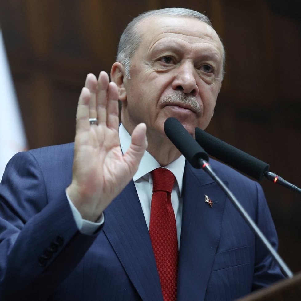 Erdoğan: "LGBT denilen sapkın akımların toplumu ifsat etmemesi için gerekli tedbirleri alıyoruz."