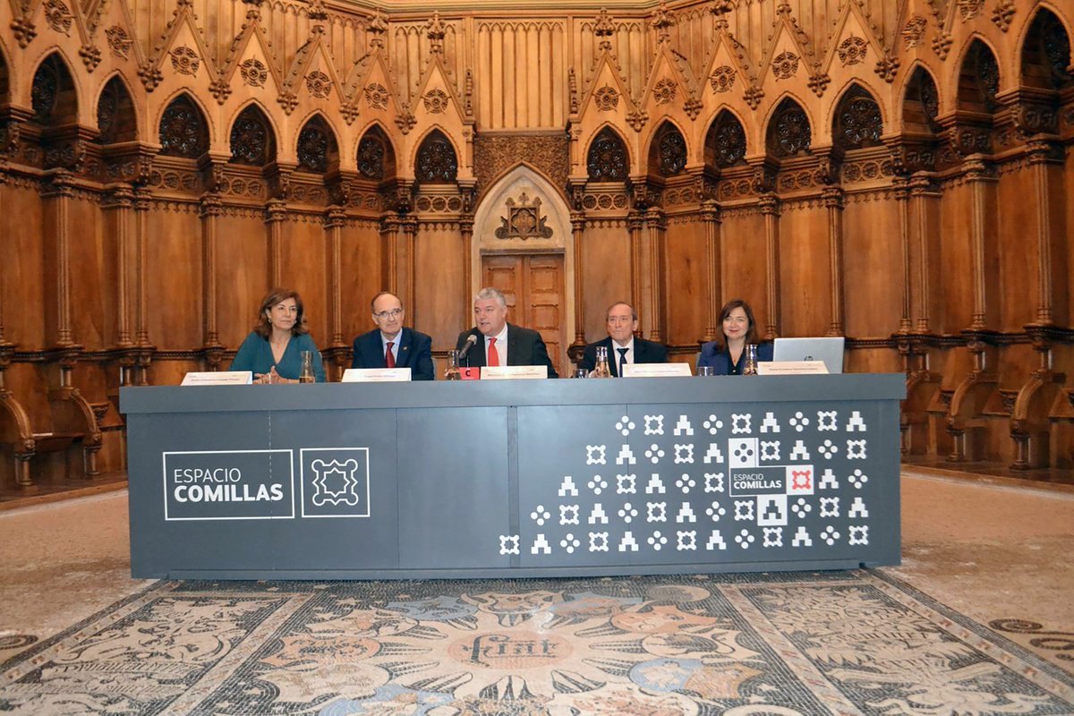Gobierno Cantabria (@cantabriaes) on Twitter photo ✅ Luis Ángel Agüeros felicita a los nuevos titulados de estudios hispánicos y de enseñanza del español del <a href="/CIESEComillas/">CIESE-Comillas</a>
✅ El consejero de Economía ha presidido el acto de graduación y destaca la labor del profesorado de este centro universitario
ℹ️➡️ bit.ly/3GNjW7g ✅ Luis Ángel Agüeros felicita a los nuevos titulados de estudios hispánicos y de enseñanza del español del <a href="/CIESEComillas/">CIESE-Comillas</a>
✅ El consejero de Economía ha presidido el acto de graduación y destaca la labor del profesorado de este centro universitario
ℹ️➡️ bit.ly/3GNjW7g