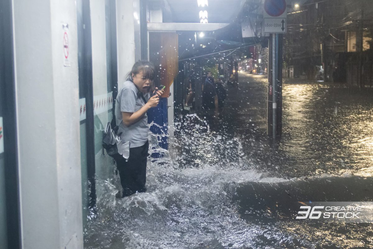 ดินแดง ถ.ประชาสุข น้ำท่วมสูงราว 30 ซม.

#ฝนตก #น้ำท่วม