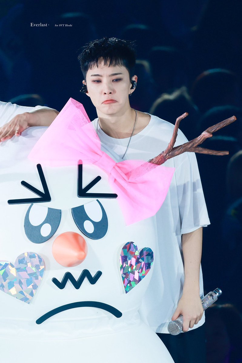 mochihochihae's tweet photo. the difference in vibes of their snowman friends 😭😭😭 https://t.co/YtKLE3xLMc