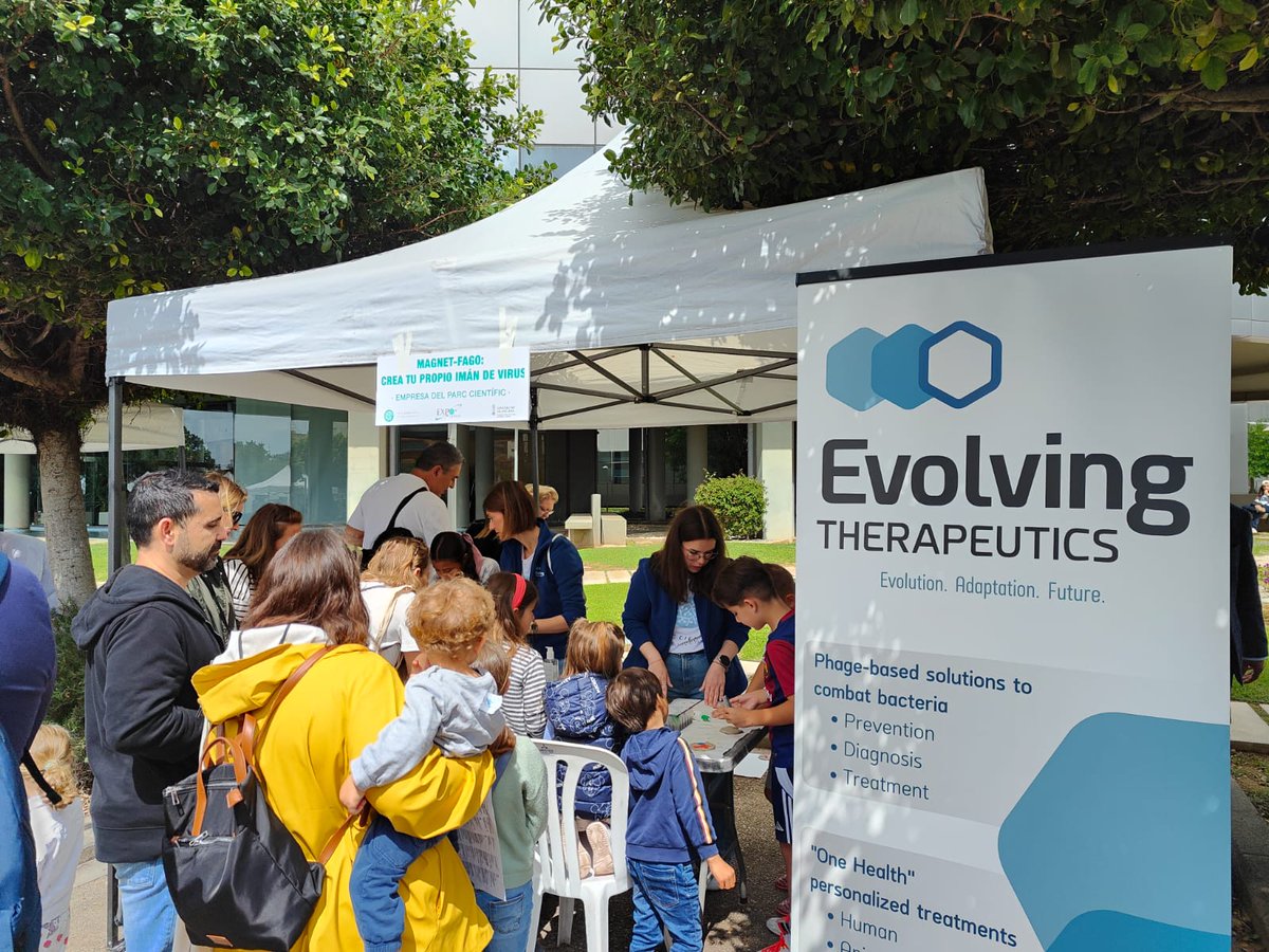 pilardomingoc's tweet photo. Un año más participamos en #Expociencia @parccientificuv acercando la ciencia a los más peques (y no tan peques). Desde el #EnBiVirlab @VLCphagehunters @i2sysbio y @evolving_spain #EVOLVINGTHERAPEUTICS enseñamos cómo usamos los #fagos contra #bacterias patógenas
@UV_EG
@CSICval https://t.co/6hWp3FEtAT