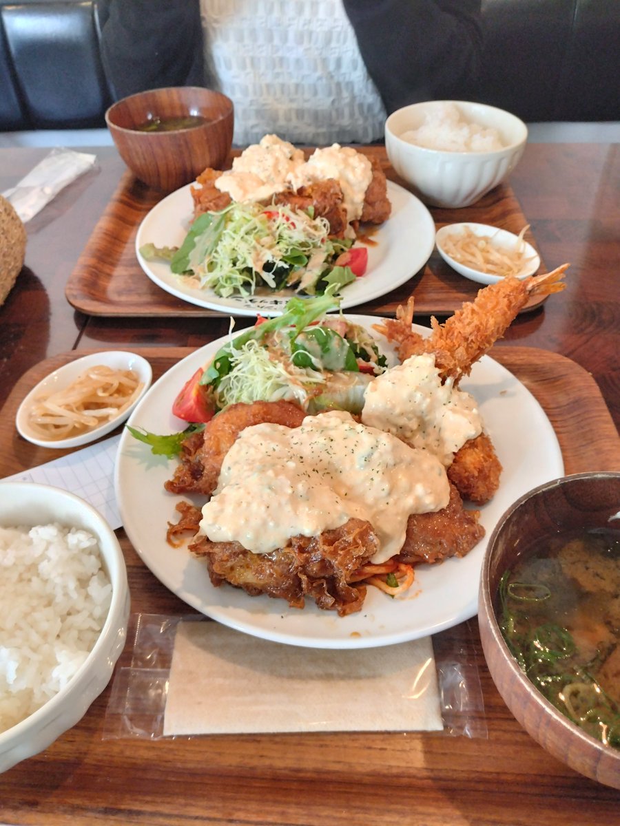 年上のお姉さんと一緒にチキン南蛮！
満腹です🙂