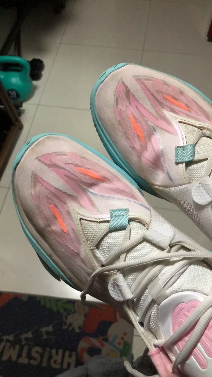 当我的球鞋是不是很幸福 每天被我踩在脚下 弄的脏脏臭臭 偶尔还能吸收一下精华 穿爆浆了都不会洗😇😇😋