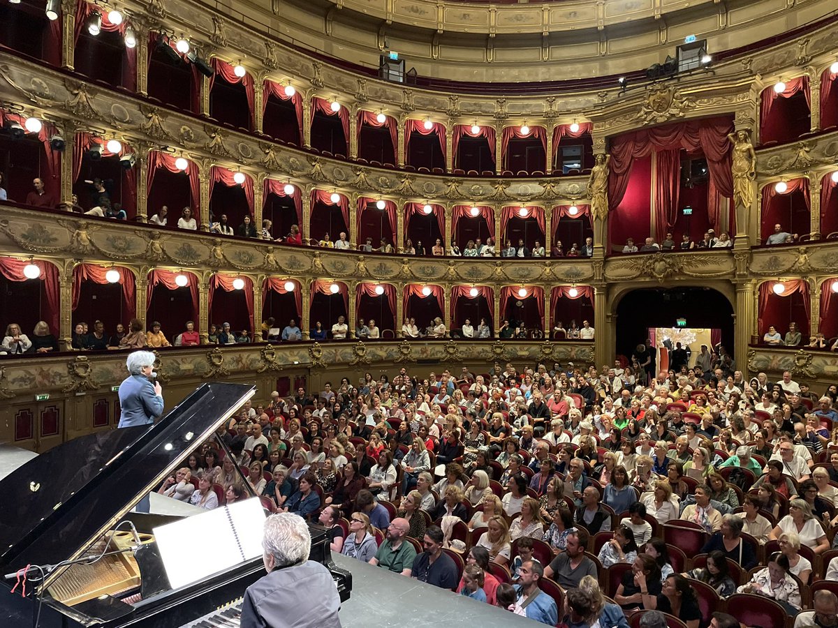 🎤Plus de 500 personnes réunies dans la salle de l’Opéra de Nice pour chanter ensemble !

Avec Giulio Magnanini et Roberto Galfione, les plus grands airs de « Carmen » résonnent à l’occasion de #Tousalopera