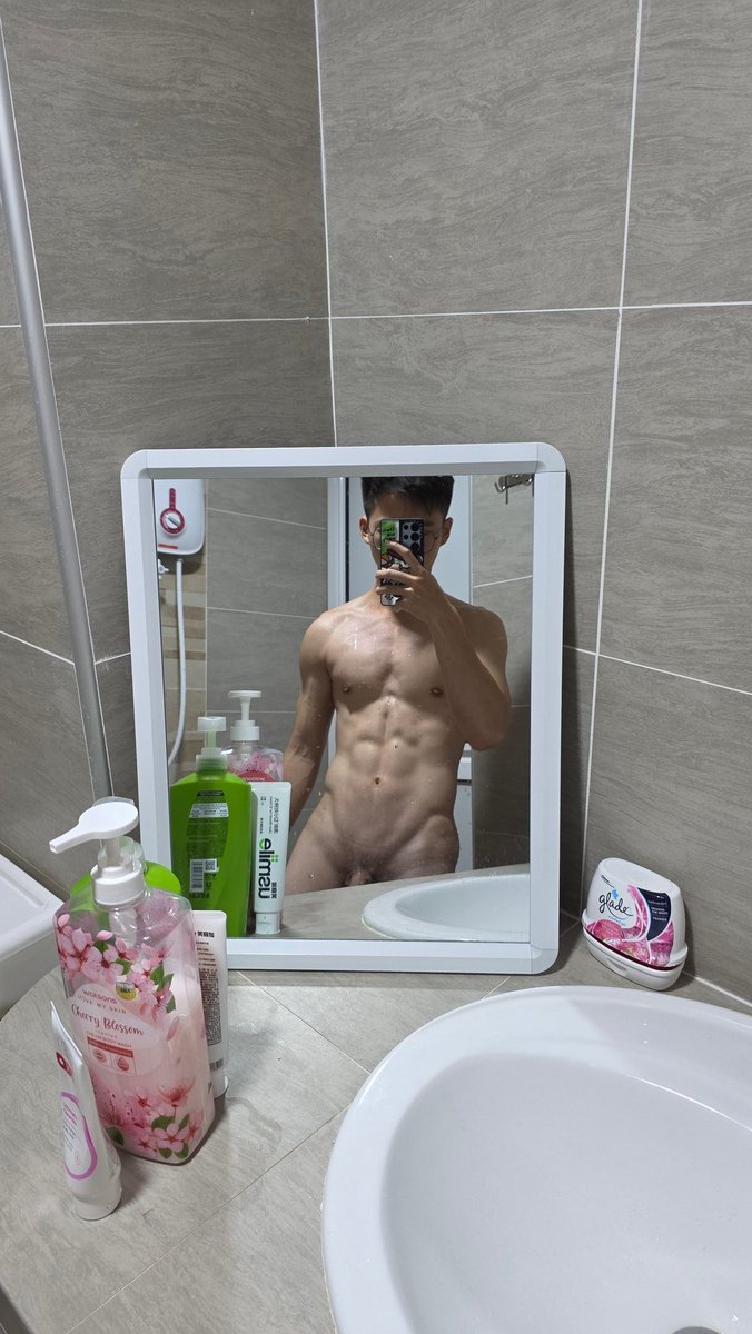 dboeyyy's tweet photo. Good lighting + Coughing + Squeezing = 照騙 https://t.co/GymlIp22is