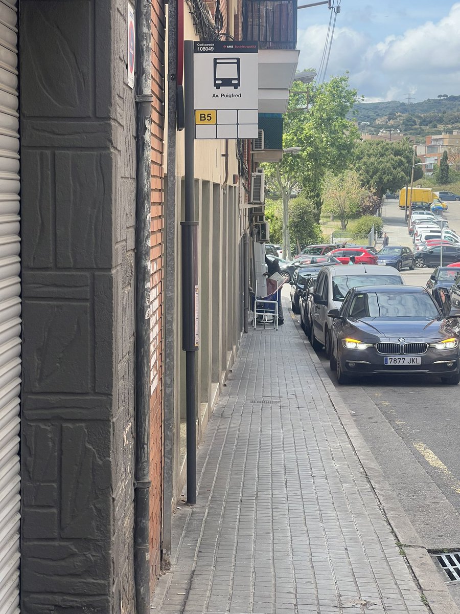 Juditsequera1's tweet photo. Os voy a contar lo que me acaba de pasar en Santo Cristo, Badalona, iba con mi hija en el carro y cargada con la compra, este tío estaba con todas las cosas en medio de la calle y no me dejaba pasar con el carro, le he dicho en varias ocasiones…  #badalona @Totbadalona https://t.co/iZwC812H7B
