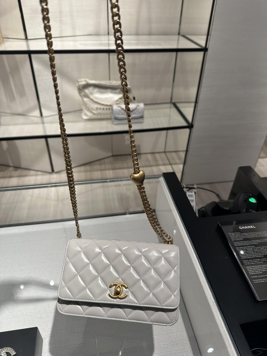 Ldalmolin88leo's tweet photo. Can’t stop, won’t stop... buying bags! 🔁👜 https://t.co/qPuAknef6i