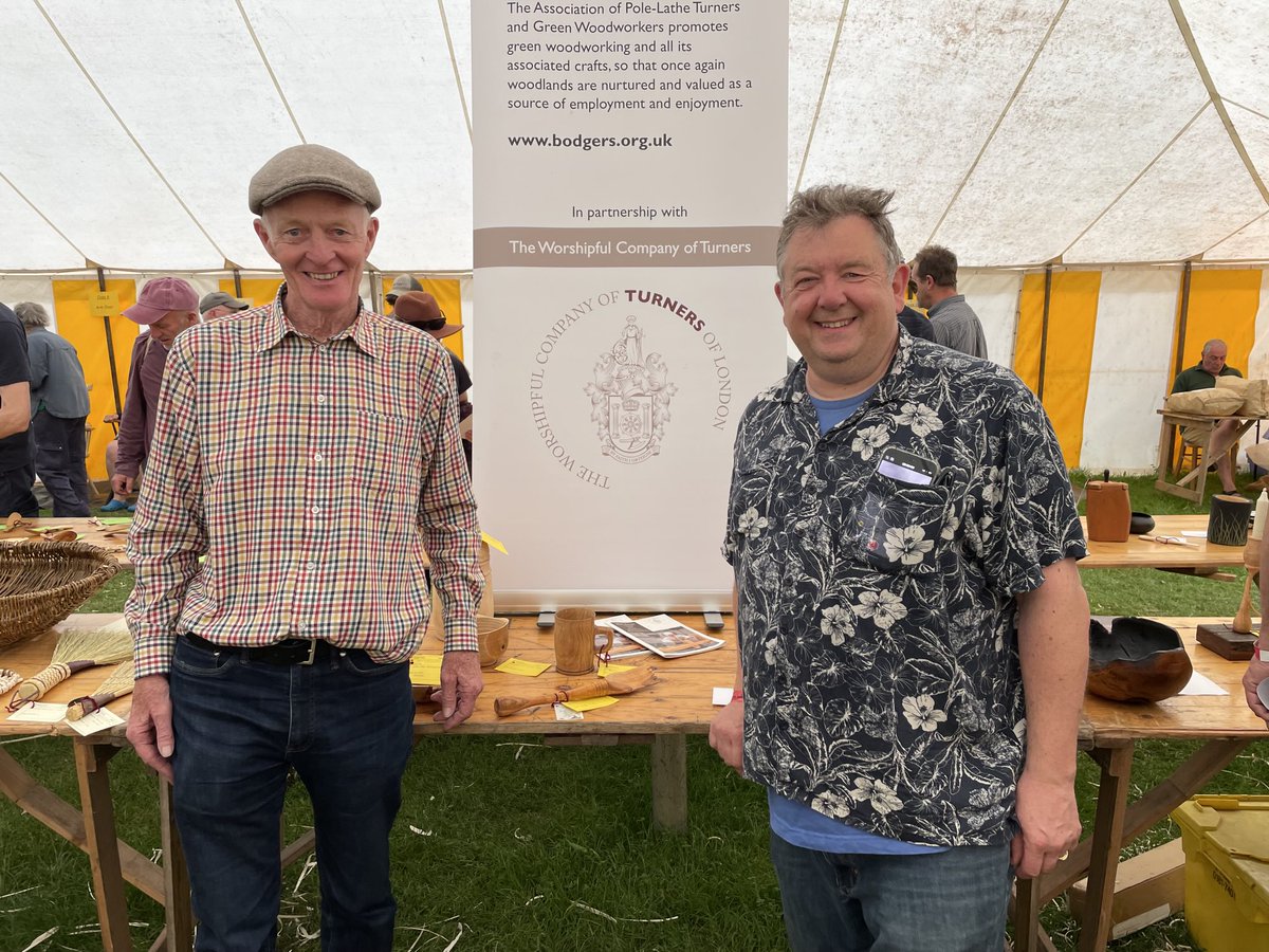 The Master of ⁦<a href="/Turners_Company/">Turners of London</a>⁩ with Craft Committee member Richard Lucas at the Bodgers’ Ball near Birmingham, checking out the pole lathe entries for our Competitions ⁦<a href="/WizardryinWood/">Wizardry in Wood</a>⁩  Visit the exhibition at Plaisterers Hall in the City of London in October!