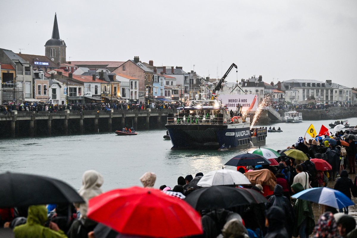 To the rhythm of the music, the sound of instruments, and under sparkling lights, the festive boats brought the Sables d’Olonne channel to life! 🔥🎶
