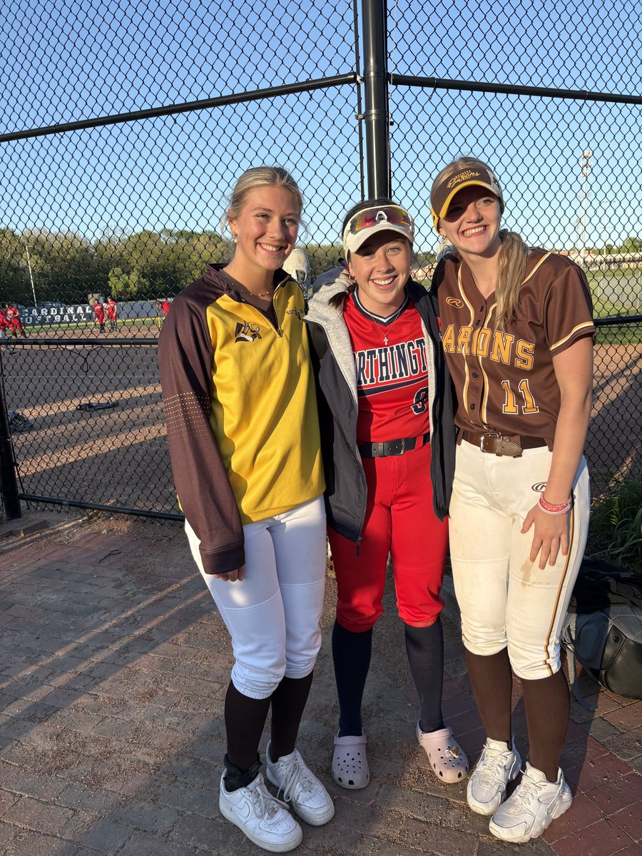 Riley_ONeill9's tweet photo. Hit another Homerun last night!! First pitch of the game I hit over the fence!! Great win for is last night and I got to see some of my teamates too! It was a great game!!@LadyCardsSball https://t.co/RP0eWuM2bb