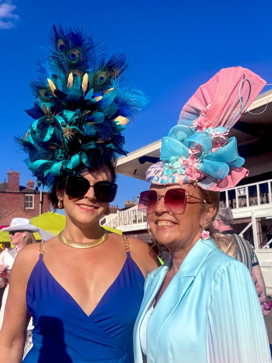 These are incredible 🤩

Some stylish hats are on show this evening! 💁‍♀️