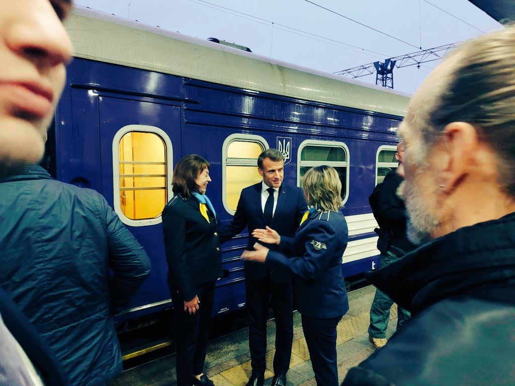 Maxence Lambrecq (@maxencelambrecq) on Twitter photo Une nuit dans un sens.
Une nuit dans l'autre.
Un sommet destiné davantage à Trump qu'à Poutine.
Rdv demain matin sur <a href="/franceinter/">France Inter</a> <a href="/franceinfo/">franceinfo</a> <a href="/franceculture/">France Culture</a> <a href="/radiofrance/">Radio France</a> Une nuit dans un sens.
Une nuit dans l'autre.
Un sommet destiné davantage à Trump qu'à Poutine.
Rdv demain matin sur <a href="/franceinter/">France Inter</a> <a href="/franceinfo/">franceinfo</a> <a href="/franceculture/">France Culture</a> <a href="/radiofrance/">Radio France</a>