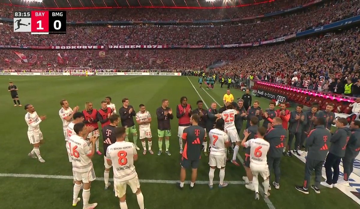 Thomas Müller is off to a huge standing ovation and a guard of honour