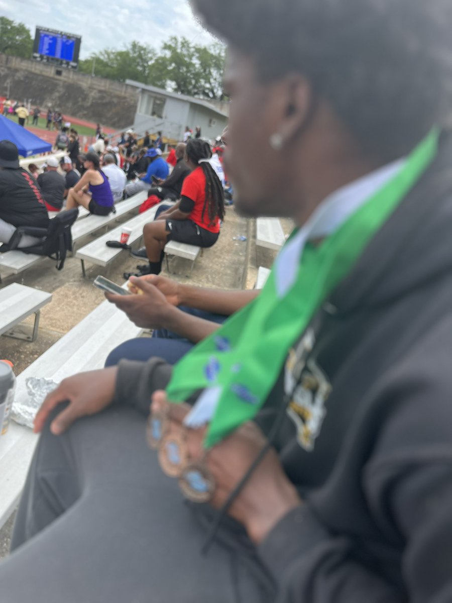 iamCalebrob's tweet image. Ended the season with a 10.6 ! 💨 Slipped out of blocks at finals😤 but it’s all good , I got next year !
S/O my boys we got 3rd in State in the 4X100
5th in 4x200 ! Love yall boys fr
On to Football cuz Senior Szn loading…..