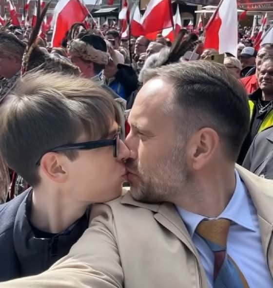 WaldemarRomano2's tweet image. Zamierzam cię teraz pocałować, i nie wiem, czy kiedykolwiek przestanę!!