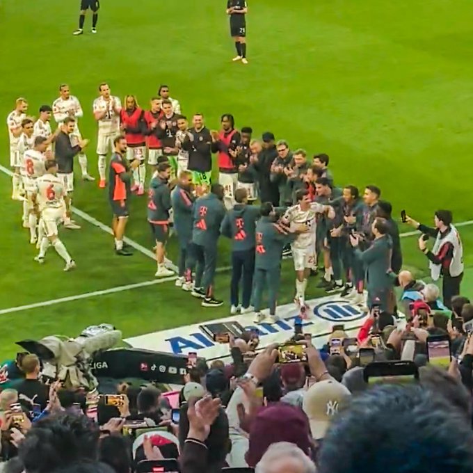 Footballtweet's tweet photo. Thomas Muller's farewell!

End of an era. 😔 https://t.co/5ArYkxx3Tq