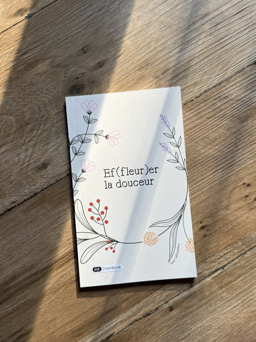 Aujourd’hui j’ai reçu mon recueil 🥹❤️
Un rêve d’ado devenu réalité, j’ai publié un livre et il est rempli de textes et de poèmes d’amour (et de séparation) lesbien. 💐🌻