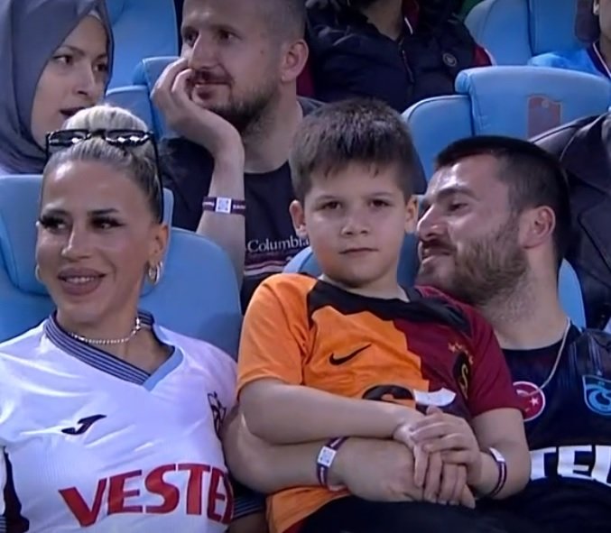 Lanzini (@kanal_izee) on Twitter photo Bir Teşekkür de Trabzonspor'a deplasman biletlerini 250 liraya verdi Maç boyunca küfür ve hakaret etmedi ve çok güzel ağırladı Teşekkürler dost kulüp <a href="/Trabzonspor/">Trabzonspor</a> Bir Teşekkür de Trabzonspor'a deplasman biletlerini 250 liraya verdi Maç boyunca küfür ve hakaret etmedi ve çok güzel ağırladı Teşekkürler dost kulüp <a href="/Trabzonspor/">Trabzonspor</a>