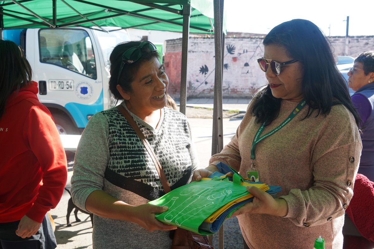 Muni_LaGranja's tweet photo. 🚐 ¡Seguimos en terreno!
Este sábado, la Feria #TuMunicipioEnTerreno llegó a la Población Yungay con atención en salud, talleres de reciclaje y huertos, orientación en RSH y emprendimiento.
💪 El municipio, contigo y en tu barrio.
#LaGranja #ServiciosMunicipales https://t.co/0b5ZSt5cvG