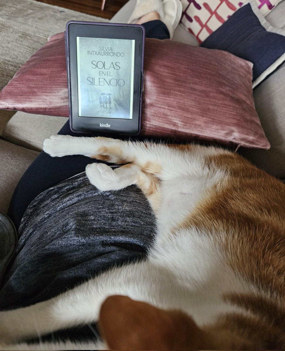 Leer #solasenelsilencio de tirón, sábado perfecto. Me ha encantado! He sentido que me contaban la vida de un pueblo y sus mujeres durante una tertulia. Eskerrik asko <a href="/SIntxaurrondo/">Silvia Intxaurrondo</a>