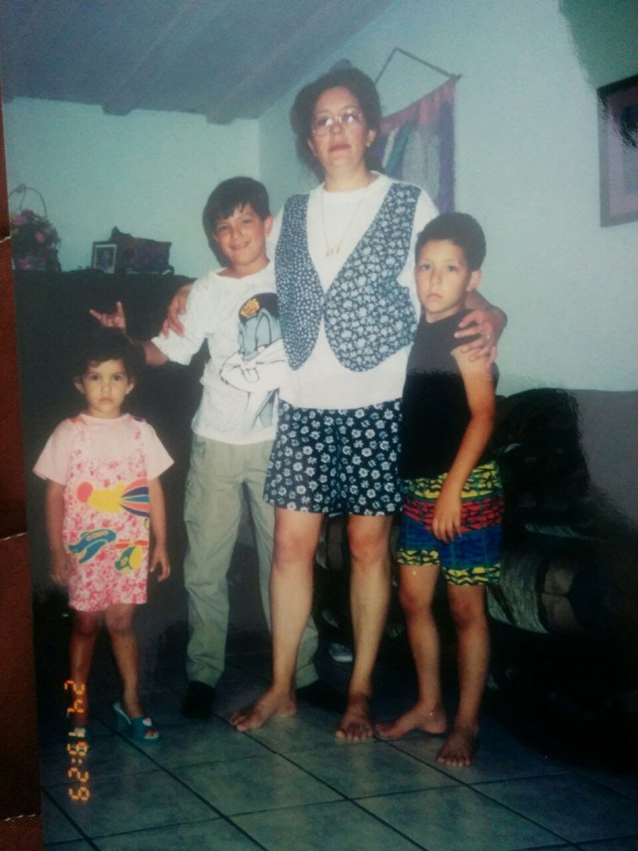 ¿Cómo no voy a saber de amor, si crecí llena de sus abrazos? 

Feliz día mamá, te amo. Y feliz día a todas. ❤️