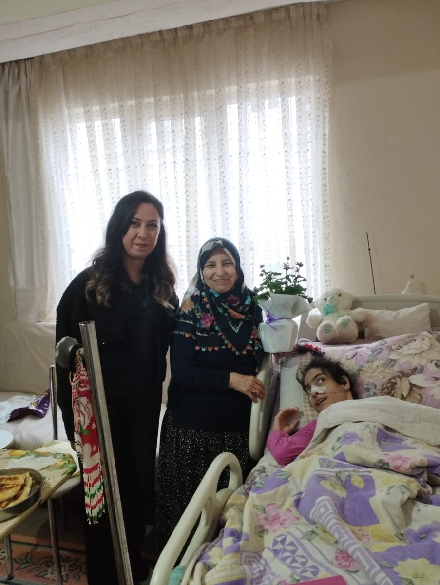 akparti_karesi's tweet photo. AK Parti Karesi İlçe Başkanlığı olarak, 10-16 Mayıs Engelliler Haftası kapsamında özel bireylerimizi ziyaret ederek onların bu anlamlı haftasını kutladık. Aynı zamanda fedakâr annelerimizin Anneler Günü'nü de unutmadık.

Bugün hem engelli kardeşlerimizin hem de annelerinin sevincine ortak olduk. Her biri bizim için çok kıymetli.

Birlikte daha engelsiz, daha güçlü bir Türkiye için çalışmaya devam edeceğiz.

#EngellilerHaftası #AnnelerGünü #Karesi #AKParti #BirlikteBaşaracağız