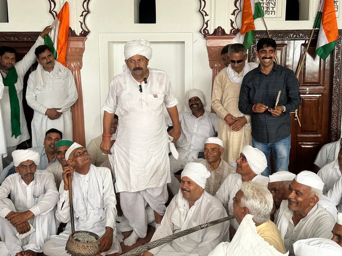 du_jat's tweet photo. मुजफ्फरनगर के शौरों (सोरम) में ऐतिहासिक सर्वखाप पंचायत का आपातकालीन आयोजन।

देश 🇮🇳 पर संकट के समय पश्चिमी यूपी की खापें फिर मैदान में !

◆सरकार व सेना को हर जिम्मेदारी निभाने का भरोसा
◆15 मई को रक्तदान अभियान
◆हर नागरिक तक अन्न पहुँचाने का संकल्प

एक-एक कतरा लहू देश के नाम! https://t.co/2ZDvOiHABT