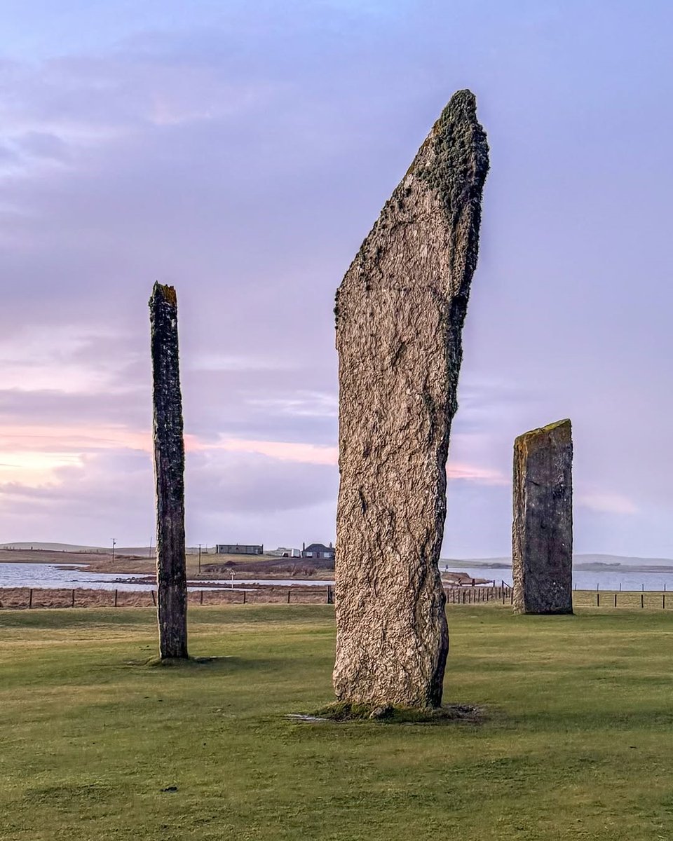 Take a moment to pause and imagine yourself here... 💭 Hands up if visiting standing stones in #Scotland is on YOUR list! 🙋‍♀️💙

📍 Standing Stones of Stenness, @Orkneycom 📷 IG/amelia_a_amelia