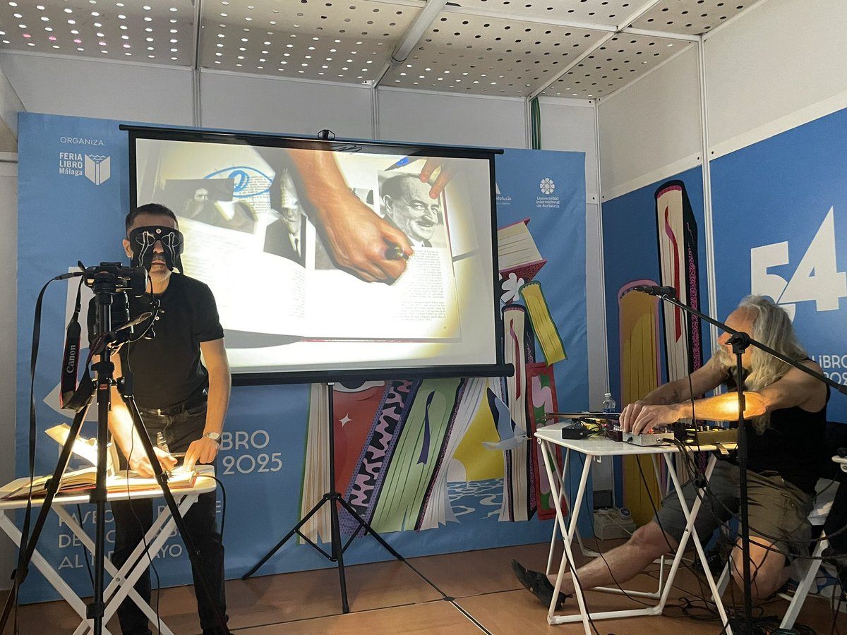 📚 Esta edición de <a href="/NochenblancoMLG/">La Noche en Blanco Málaga</a>, coincide con la celebración de la 54 <a href="/FLMalaga/">Feria del Libro de Málaga</a>. Las 65 casetas del Paseo del Parque abren durante esta velada y ofrecen actividades como la performance 'Comando psicográfico' en el Espacio de Lectura de <a href="/UNIAuniversidad/">Universidad Intern. de Andalucía</a>.
#NocheenblancoMLG