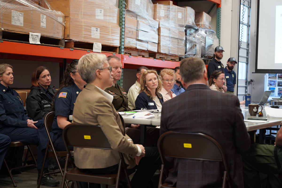 OregonOEM's tweet photo. On Wednesday, OEM Director Erin McMahon joined state agency partners to brief the Governorโs staff on Oregonโs wildfire outlook and how we can all stay prepared.
Sign up for local alerts, visit https://t.co/cQSinwbiqi.
#WildfireReady #ORAlert #Be2WeeksReady #OregonPrepared https://t.co/sngO8cXaTp