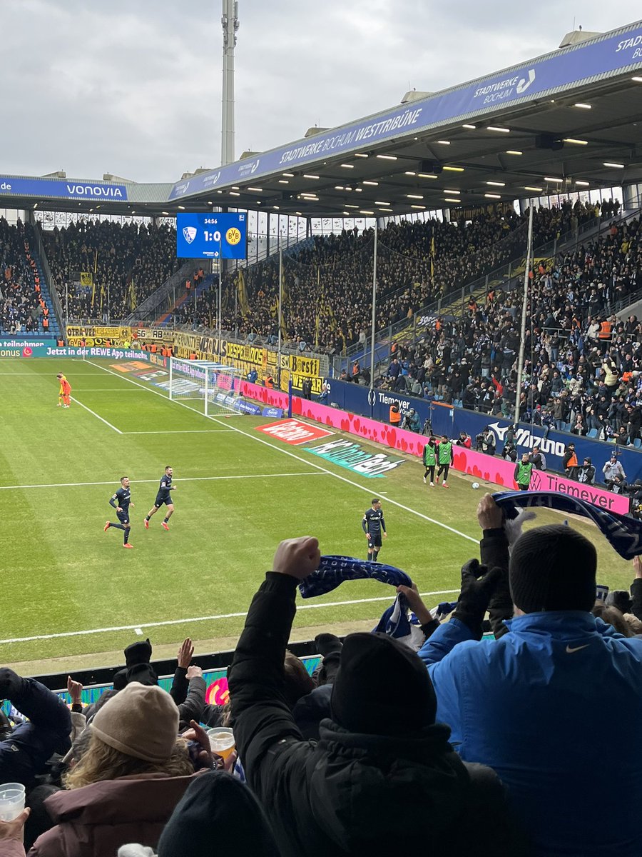 Kenny1993NL's tweet image. In februari 2025 versloeg VfL Bochum thuis Borussia Dortmund nog met 2-0, vandaag is #Bochum gedegradeerd na een 1-4 nederlaag tegen Mainz. 
#BOCBVB #Bundesliga