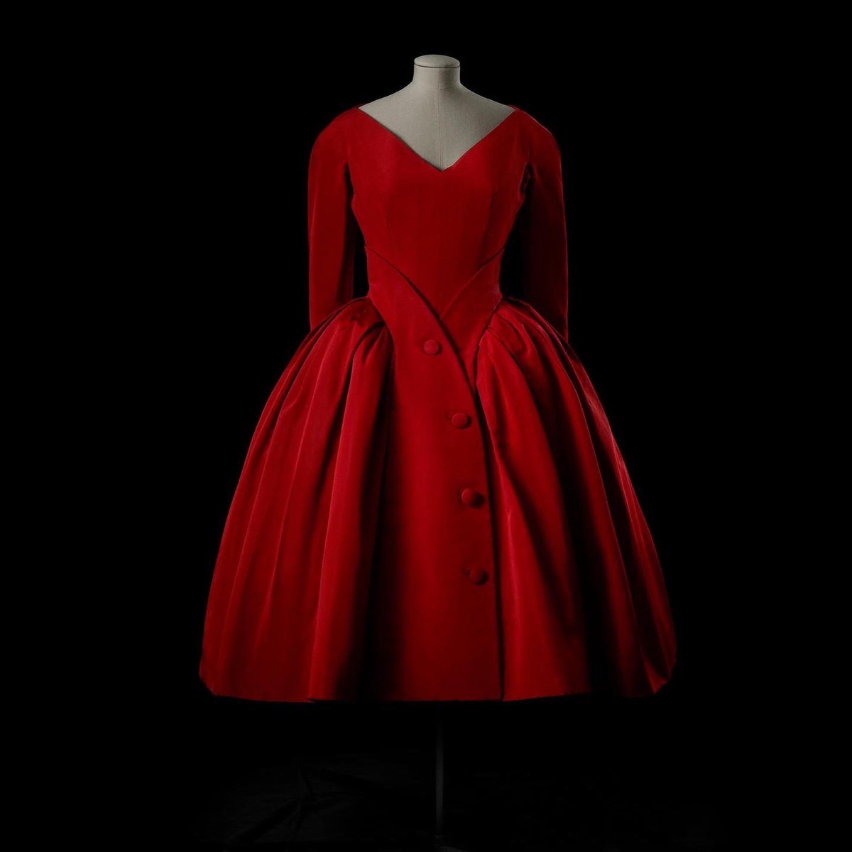 MadameGilflurt's tweet photo. Let's have a #FrockingFabulous 1950's #Dior favourite, with Zemire! #Fashionhistory via the Royal Ontario Museum. https://t.co/UESV2Mwrk3
