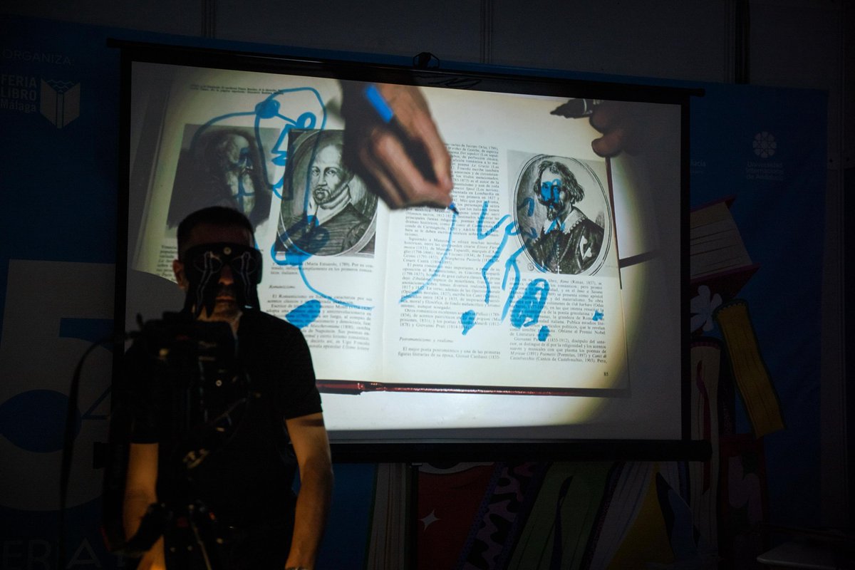 Esta <a href="/NochenblancoMLG/">La Noche en Blanco Málaga</a> disfruta de la performance 'Comando Psicográfico', un dúo performático-mediúmnico formando por Pablo Gallo dibujando a ciegas e Iago Alvite creando música espectral, en el Espacio de Lectura UNIA en la <a href="/FLMalaga/">Feria del Libro de Málaga</a>. #NocheenBlancoMLG
