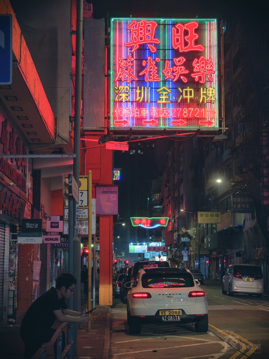 hknightphoto's tweet photo. 天文台話落雨,永遠都會令人失望,到深夜至開始落,真係早抖了。早幾日走一轉旺角,其實都有唔少有趣既生活記錄,順便繼續摸索下手機夜拍既限制。(攝於2025年)
#夜繽紛 #香港夜景 #hknightscape #街頭夜拍 #oppofindx6pro #手機夜景 https://t.co/p9XffssxFs