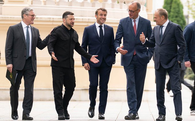 I love this picture. 
Look at their faces
Sincere laugh and friendship. 
Kind of moment so valuable 🥹💙💛🫶