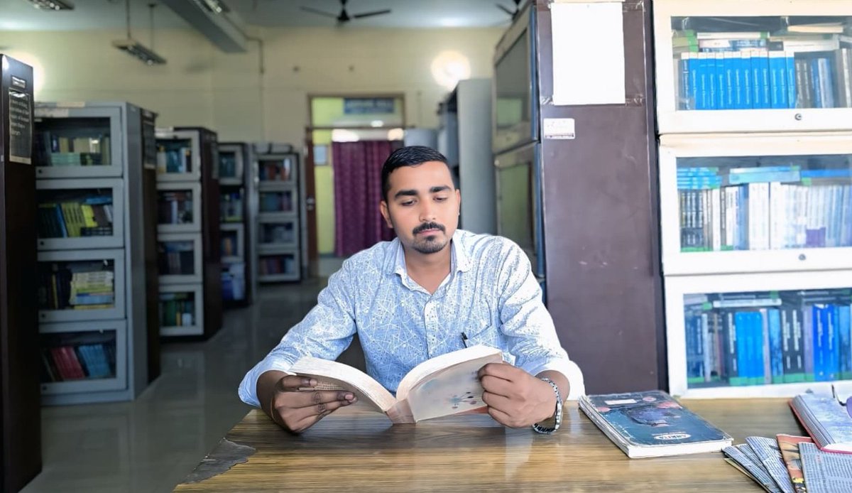 paramendr's tweet image. कुछ लम्हे किताबों के साथ ऐसे गुजर जाते हैं, जैसे खामोशी में भी कई किस्से कह जाते हैं। हर पन्ना एक नई दुनिया का दरवाज़ा होता है, और हर लफ़्ज दिल को छू जाता है।