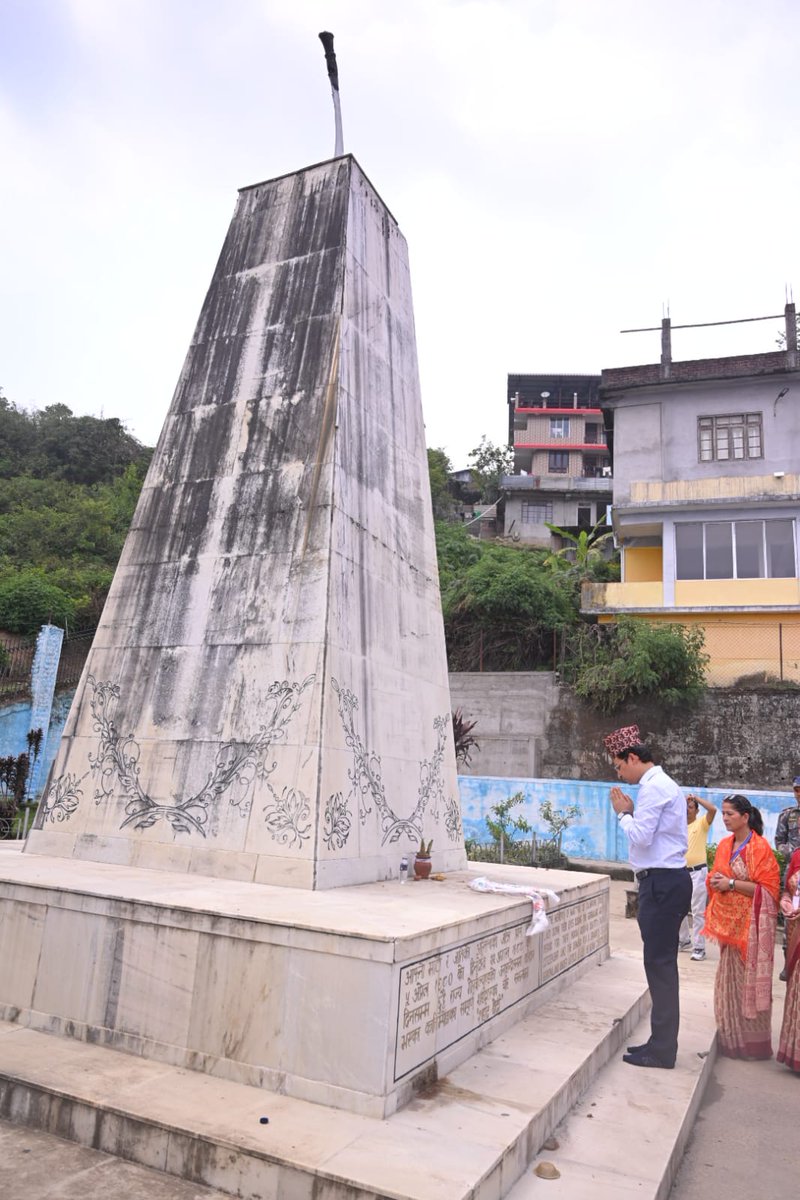 RajuBistaBJP's tweet photo. आज म हाम्रा साझा सपना अनि आकांक्षाहरू पूरा गर्न आफ्नो प्राणोत्सर्ग गरेका हाम्रा वीर शहीदहरूप्रति हार्दिक श्रद्धाञ्जली अर्पण गर्न कालेबुङको शहीद पार्क गएँ। 

उहाँहरूको साहस अनि समर्पणले हामीलाई हाम्रो क्षेत्रको उत्कृष्ट भविष्य निर्माण गर्न सधैँ उत्प्रेरित गरिरहने छ। 

वीर शहीदहरूको बलिदानप्रति सम्मान जनाउँदै जाति र भूमिका लागि उहाँहरूको बलिदान व्यर्थ नजाओस् भनेर निरन्तर अथक काम गर्न म वचनबद्ध छु।