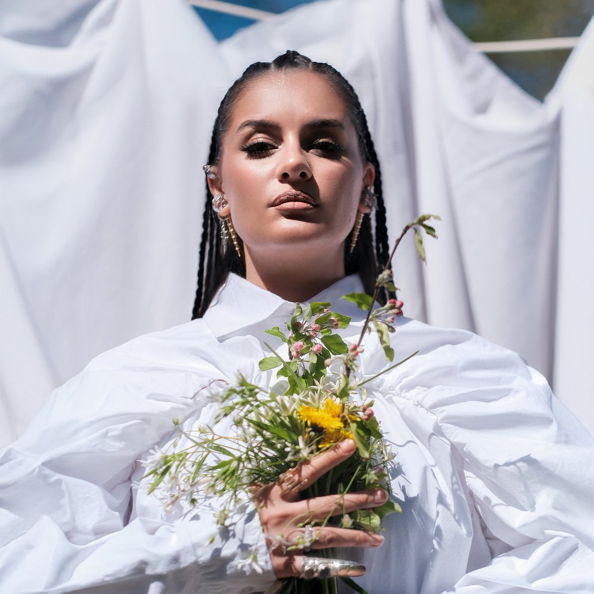 Bu şarkı bir hediye ile başladı… 
Sezen’imin  kalbinden döküldü,
İlk nefesini onun evinde aldı. 
Sadece bir şarkı değil bu; 
bir yolculuk, bir dualaşma, bir hatıra … 

#Düşüş tüm dijital platformlarda!

Tüm linkler: bfan.link/dusus