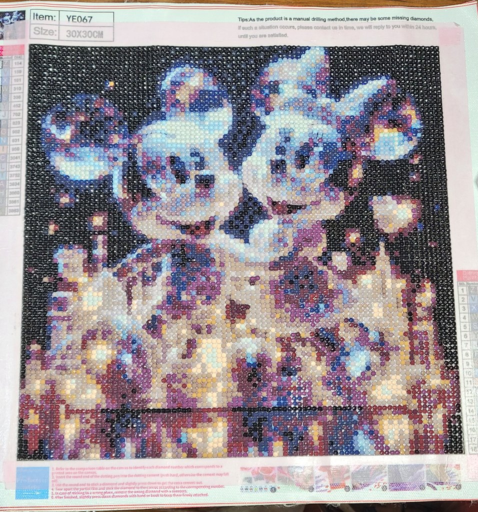 ダイヤモンドアート、3作目。
大きさにもよりますが、１ヶ月に2枚ペースかな？
１つの作品だけするのではなく、色々と同時進行してます。
気分によってかえてます。

#ダイヤモンドアート