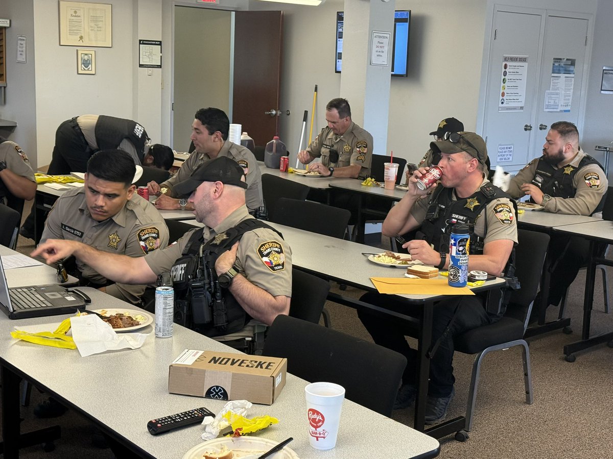 Tcslea912's tweet photo. #TCSLEA is proud to show our appreciation to the hardworking #Deputies on the Evenings West Patrol shift. Your dedication has not gone unnoticed. Enjoy some delicious #BBQ from @rudysbbq. TCSLEA will be providing lunch, dinner, and/or breakfast to all shifts at #TCSO. https://t.co/a6CRHllMH9